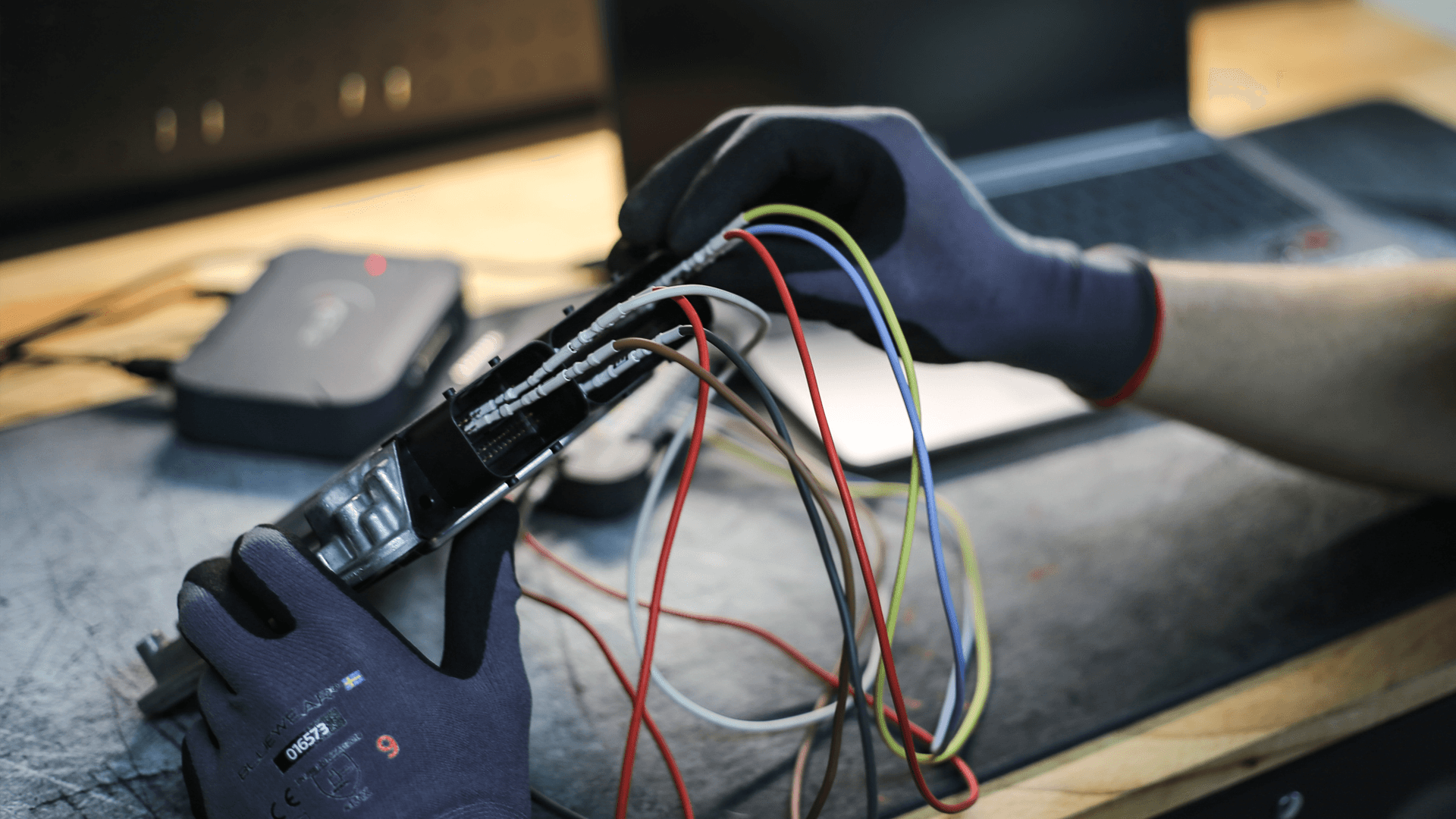 Detalle técnico de ECU en taller
