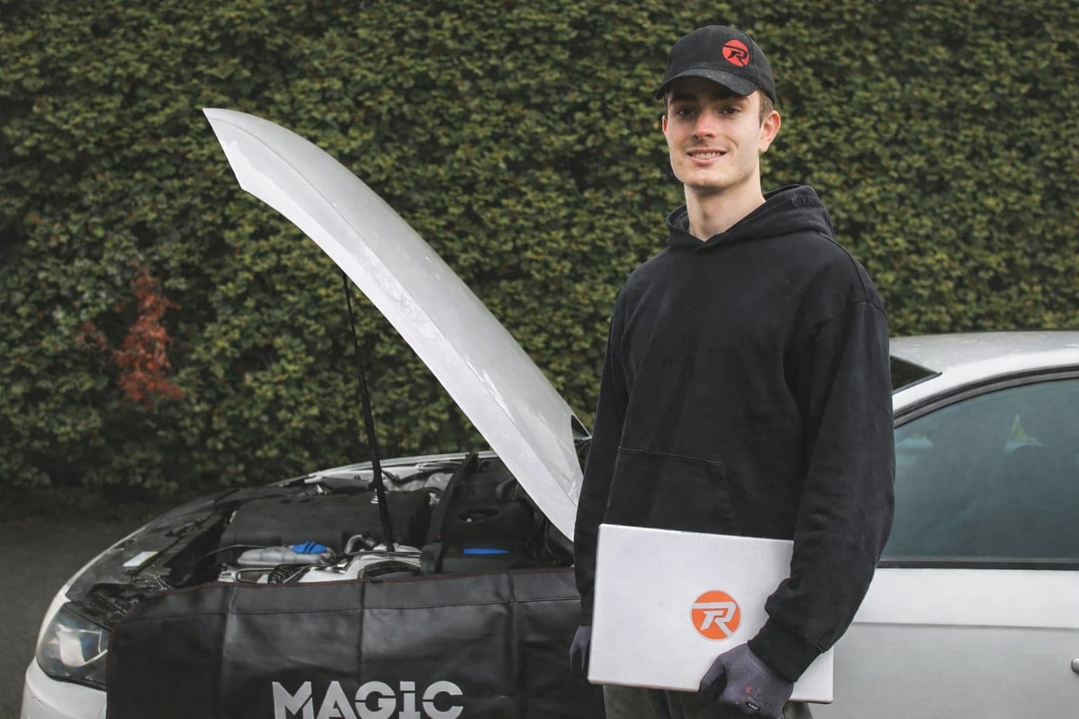 Especialista de Revtech trabajando con portátil en tuning