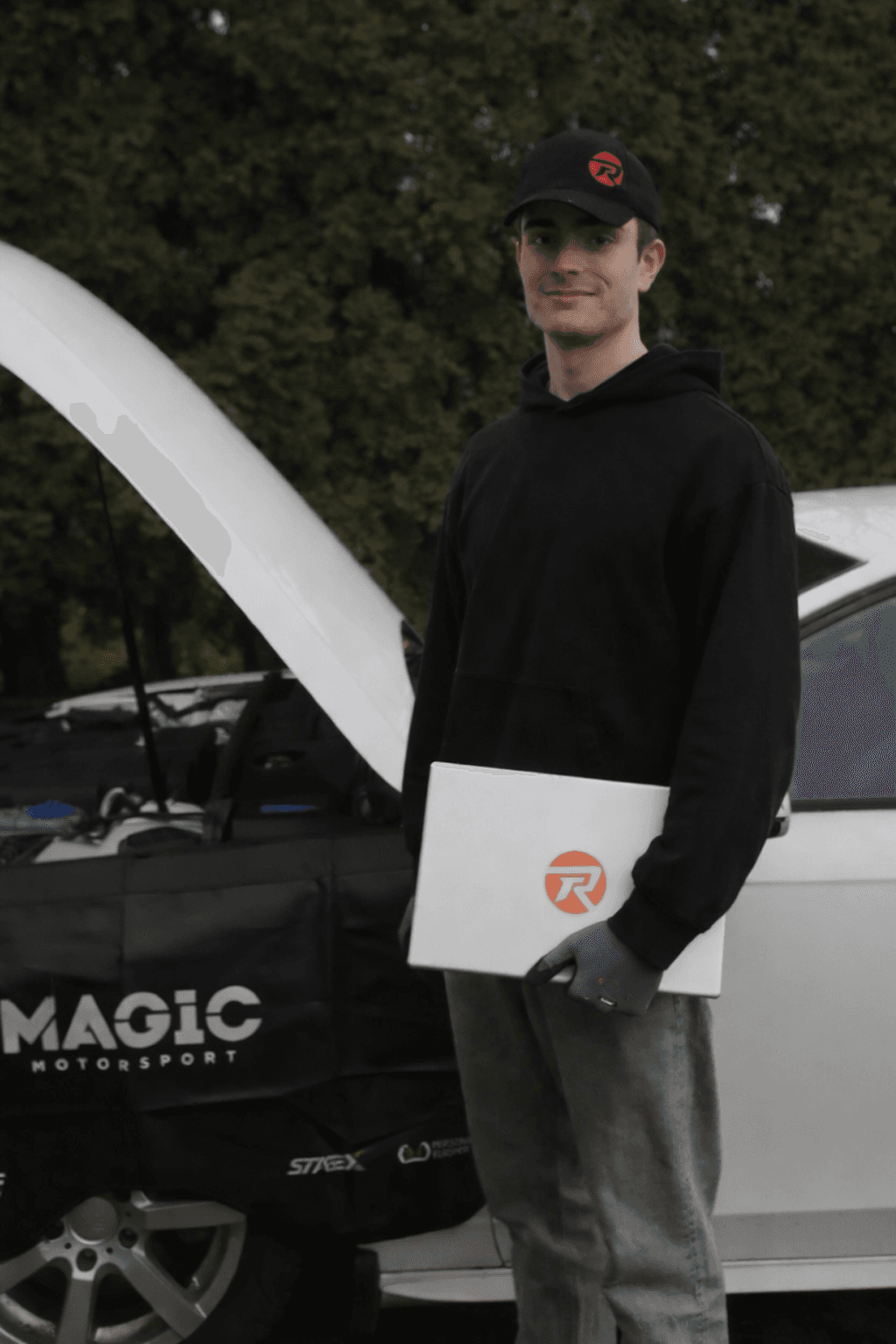 Especialista de Revtech con laptop para trabajo de tuning