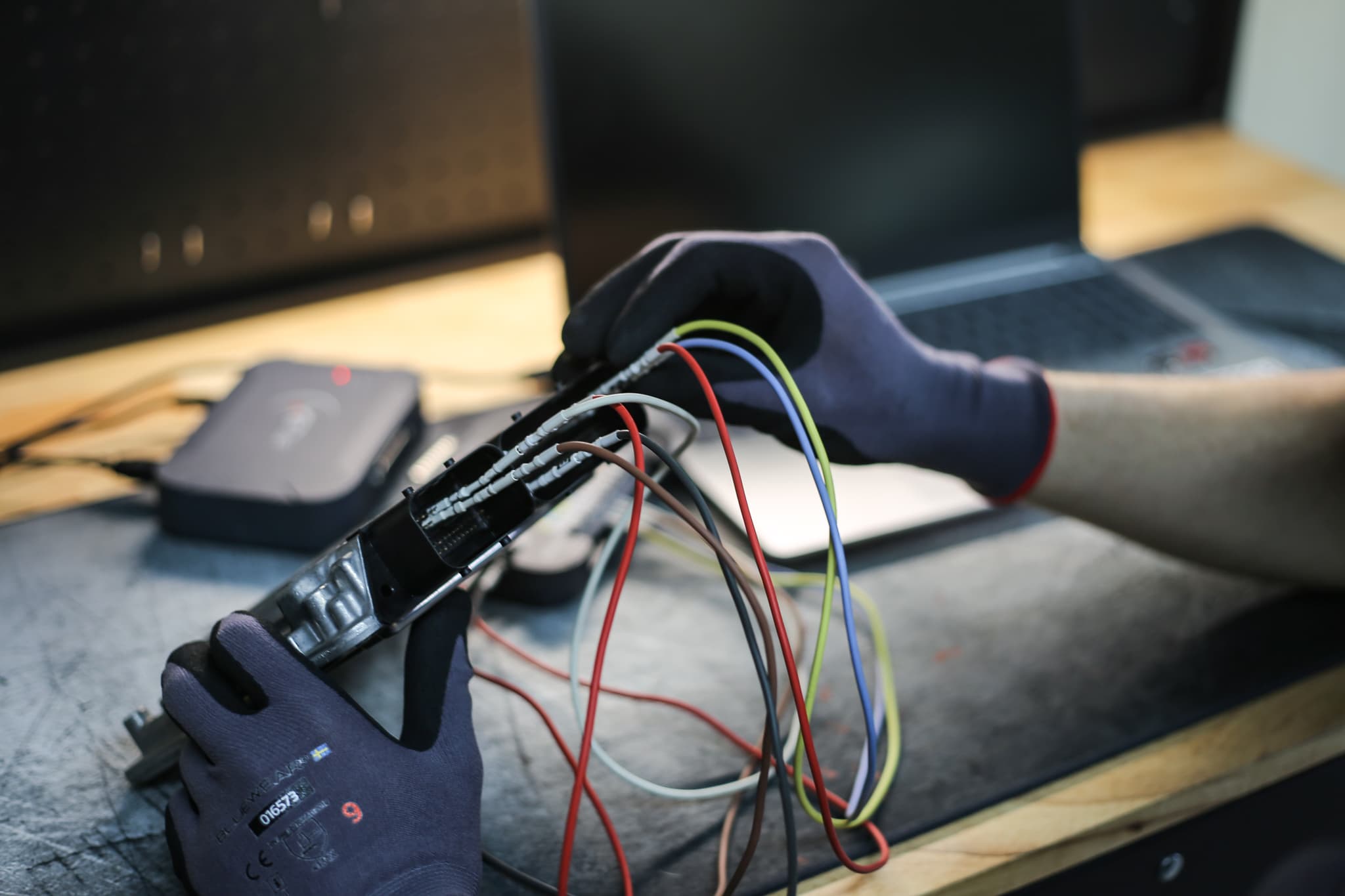 Técnico de taller realizando tuning de ECU en un vehículo